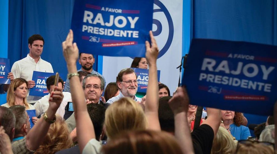 El presidente en funciones, Mariano Rajoy, durante su mitin en Tenerife se ha mostrado confiado ante las próximas elecciones: «Vamos a ganar las elecciones, no os quepa ninguna duda», ha reiterado en varias ocasiones. 