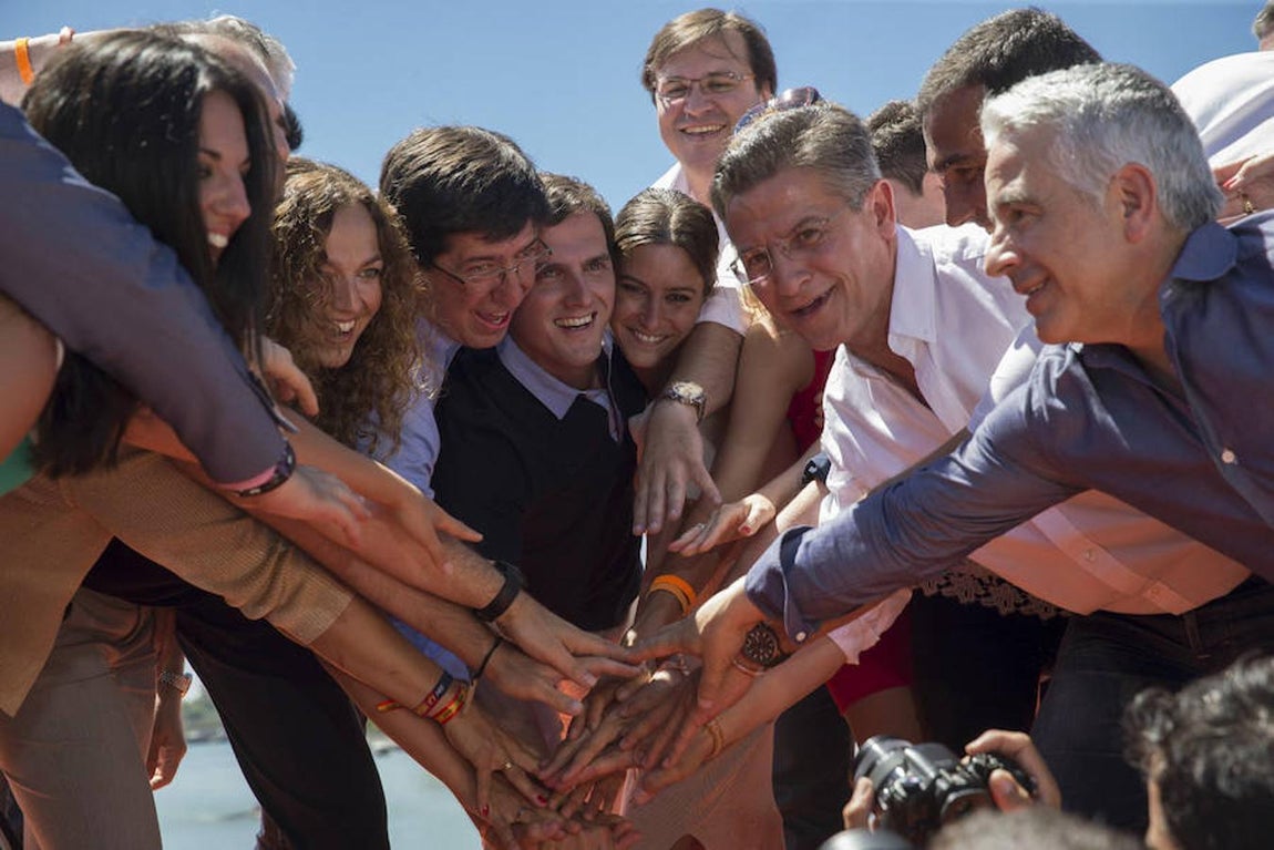 El presidente de Ciudadanos junto a su grupo en el que se encuentra el líder en Andalucía, Juan Marín, durante el acto celebrado esta mañana en Sevilla. 