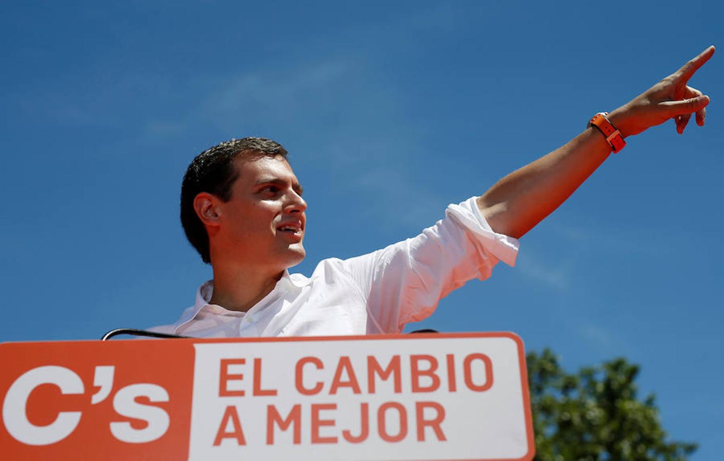 Durante el acto, el presidente de Ciudadanos ha estado acompañado por el cabeza de lista por Barcelona, Juan Carlos Girauta; la número tres en Madrid, Marta Rivera; la portavoz del partido en el Ayuntamiento de Madrid, Begoña Villacís; y el portavoz del partido en la Asamblea de Madrid, Ignacio Aguado,. 