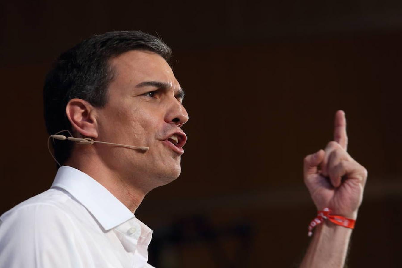 El candidato socialista intervino en un mitin en el Auditorio de Zaragoza junto a los integrantes del equipo de su gobierno. 