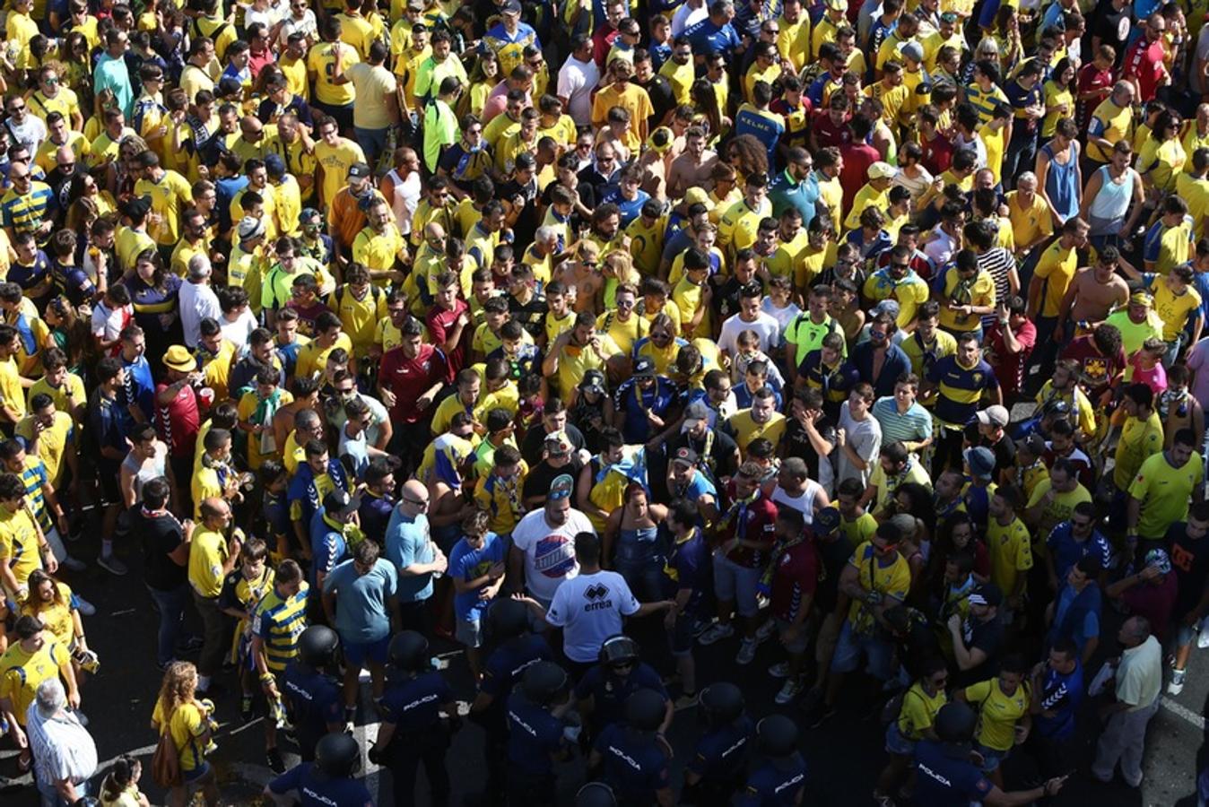 FOTOS: Espectacular recibimiento de la afición al Cádiz CF