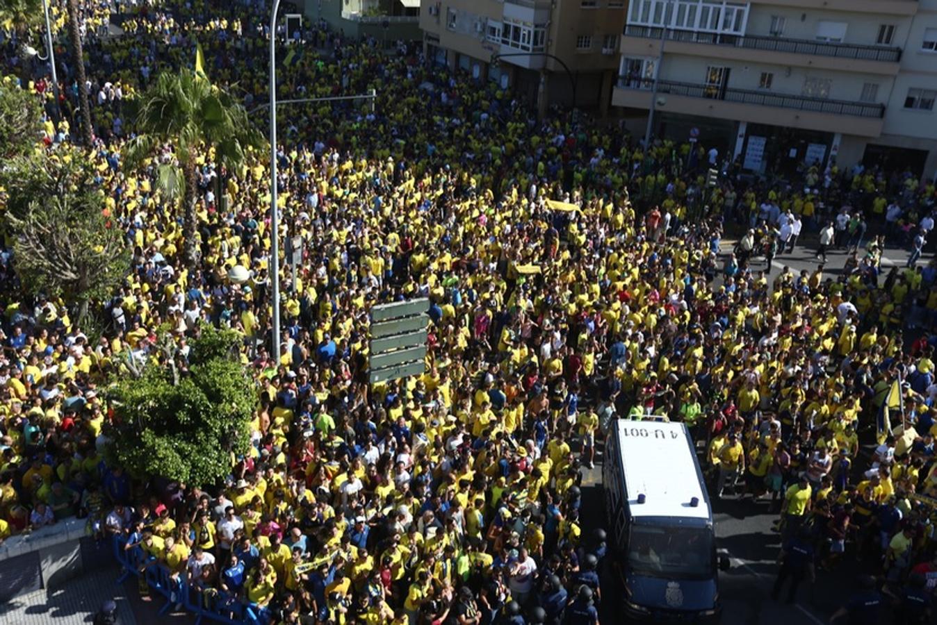 FOTOS: Espectacular recibimiento de la afición al Cádiz CF