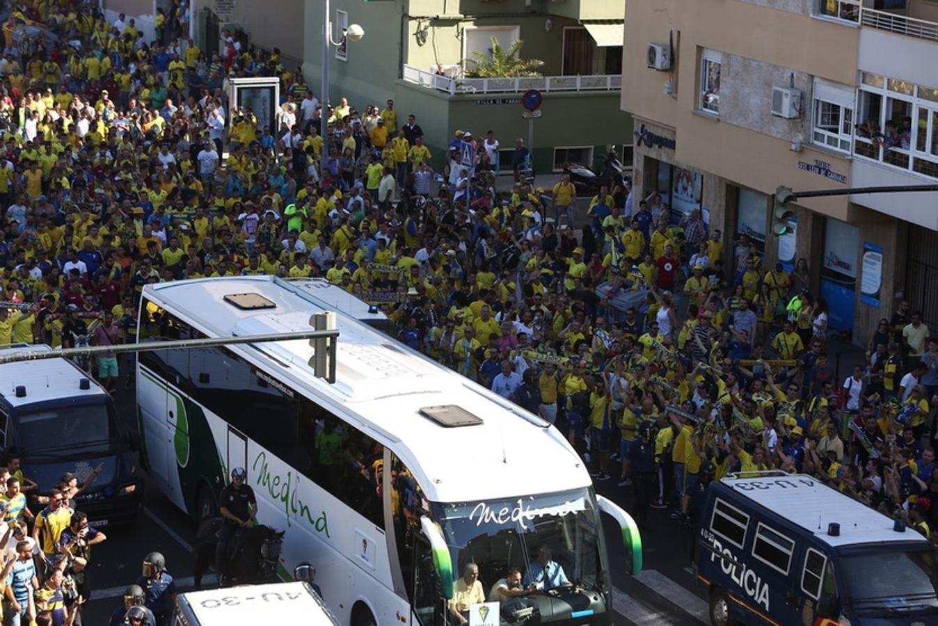 FOTOS: Espectacular recibimiento de la afición al Cádiz CF