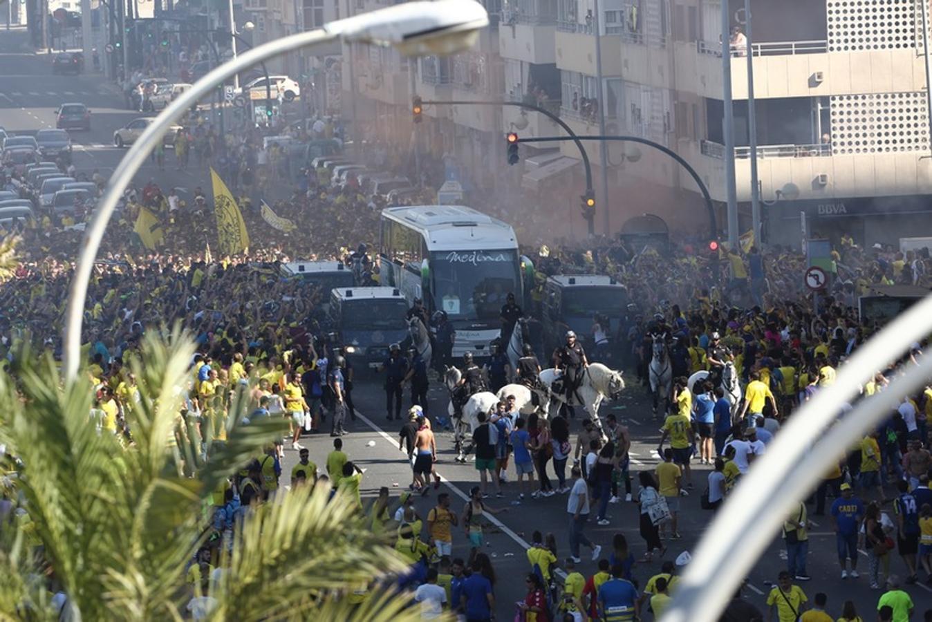 FOTOS: Espectacular recibimiento de la afición al Cádiz CF