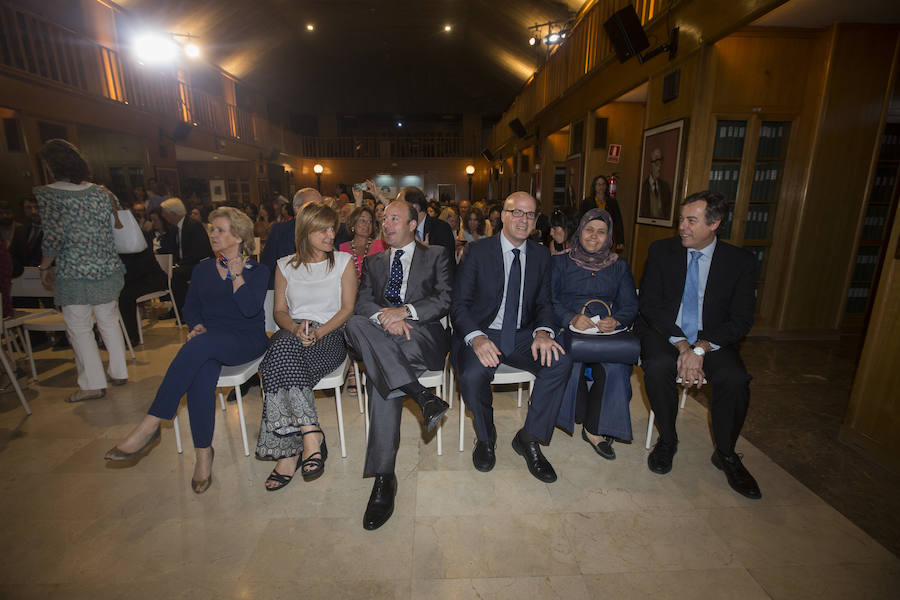 De izq. a der: La Defensora del Pueblo, Soledad Becerril, la directora general de ABC, Ana Delgado, el director general de comunicación del Banco Santander, el director general de Entreculturas- Fé y Alegría, Daniel Villanueva, la beneficiaria del proyecto ganador, Amina Alzein y el profesor de ética empresarial del IESE, Joan Fontrodona. 