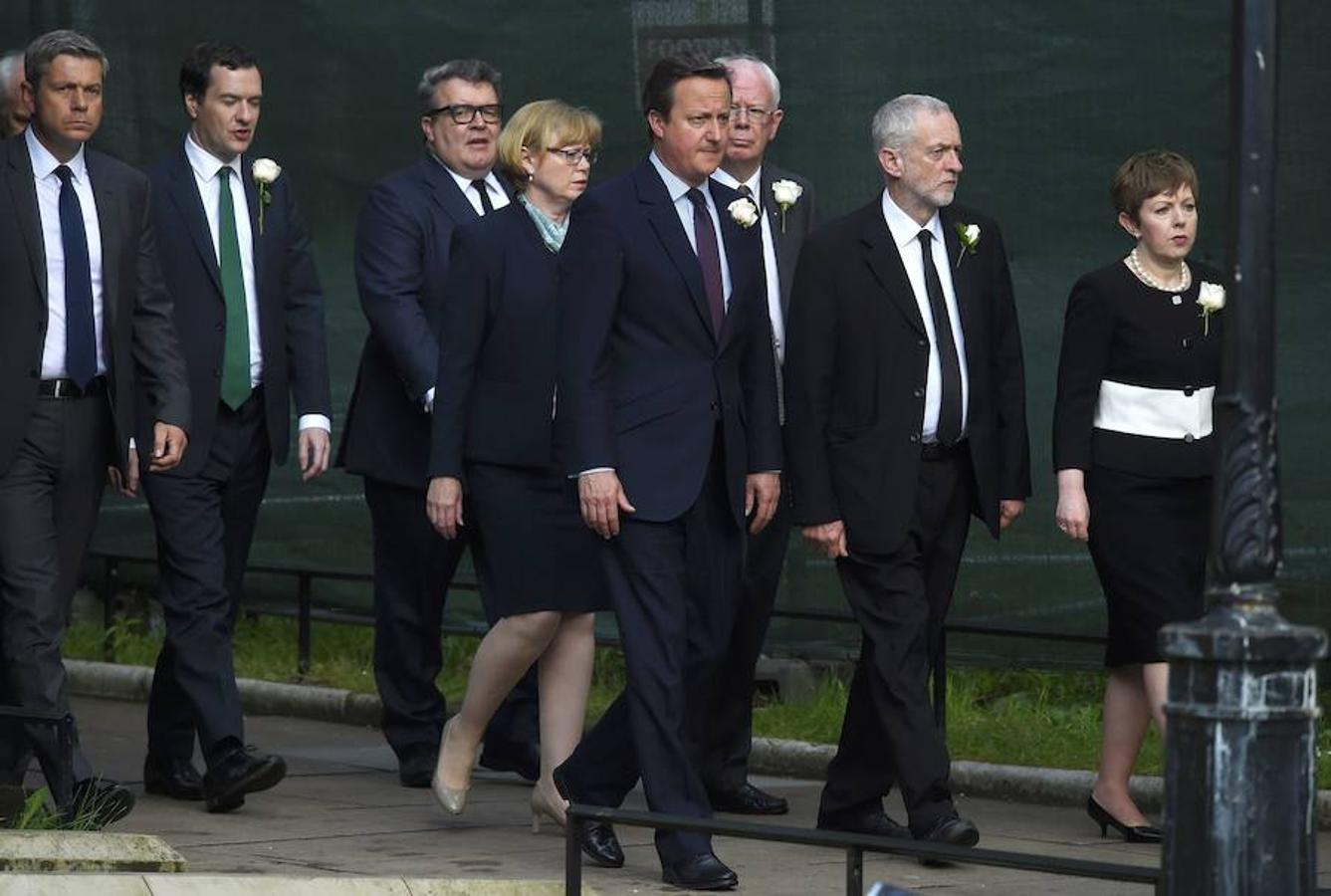 El primer ministro y el resto de líderes políticos y diputados portan una rosa blanca en honor a Jo Cox