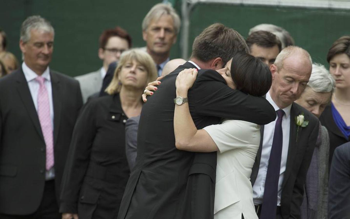 Miembros del Parlamento británico se abrazan a su llegada a una misa por la diputada laborista asesinada