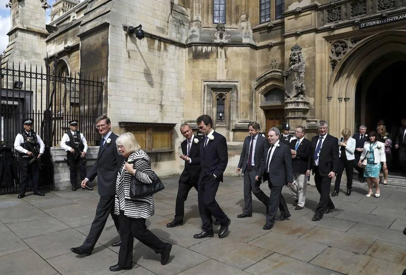 Los miembros del Parlamento caminan a pie hacia la iglesia de Santa Margarita en conmemoración de la diputada
