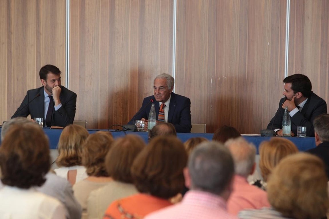 Las imágenes de la charla de José María Carrascal y Juan Fernández Miranda en el ciclo &#039;Cádiz Futuro&#039;