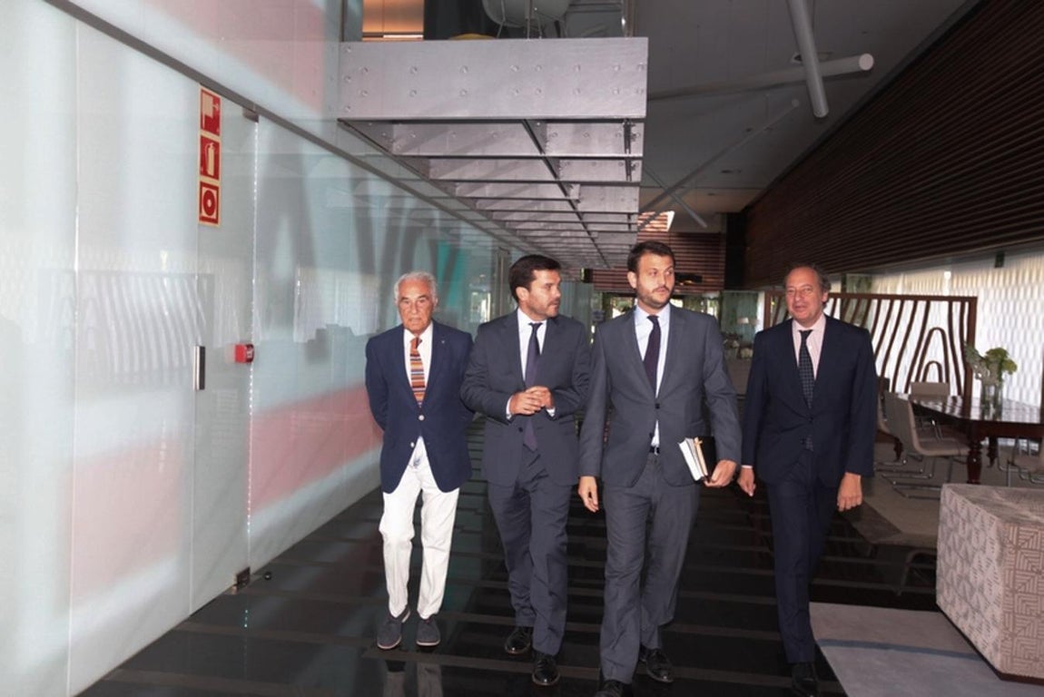 Las imágenes de la charla de José María Carrascal y Juan Fernández Miranda en el ciclo &#039;Cádiz Futuro&#039;