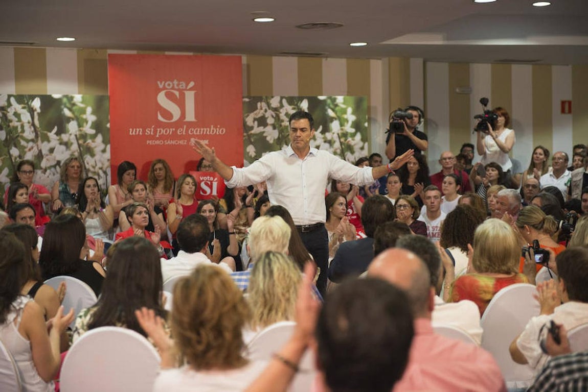 Pedro Sánchez en un acto de campaña en Cáceres. 