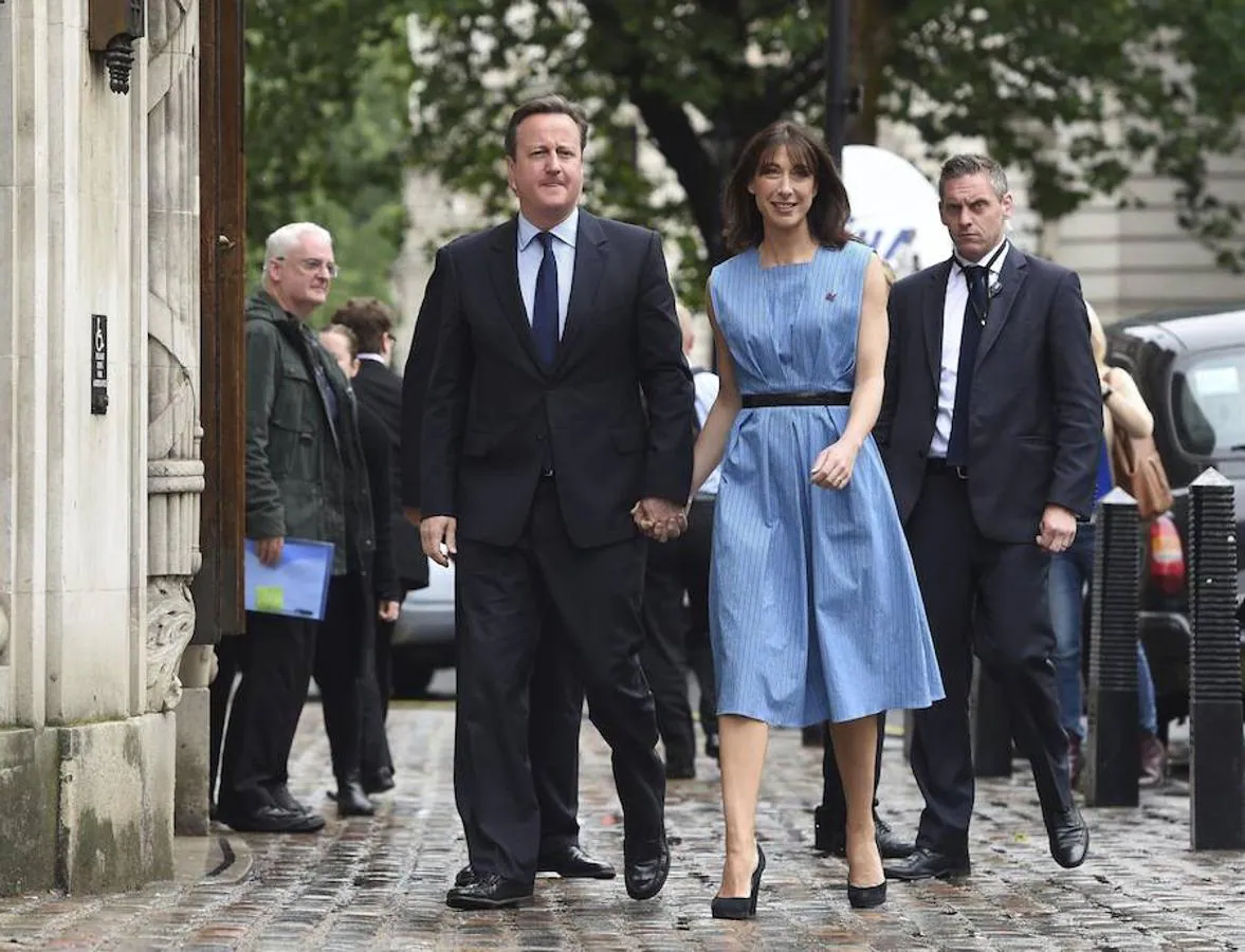 El primer ministro británico, David Cameron, acude a votar junto a su esposa. Lo han hecho en un colegio cercano al 10 de Downing Street