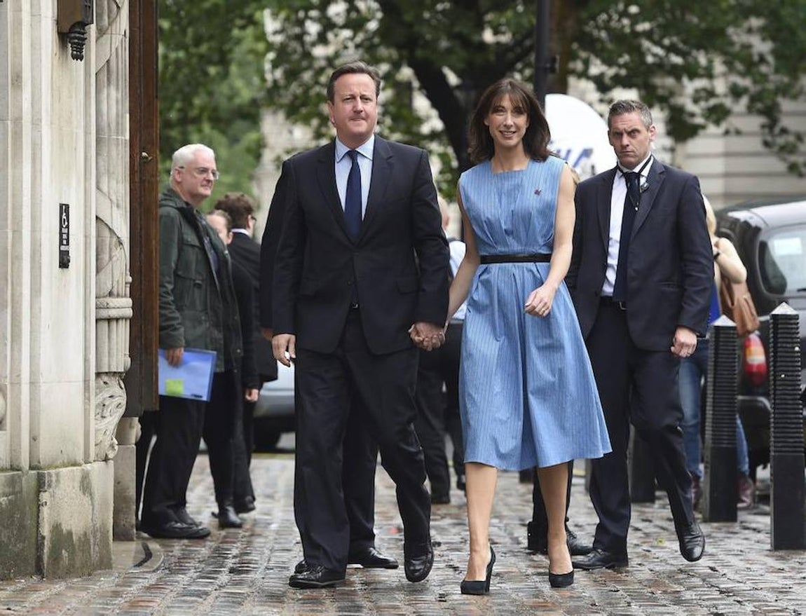 El primer ministro británico, David Cameron, acude a votar junto a su esposa. Lo han hecho en un colegio cercano al 10 de Downing Street. 