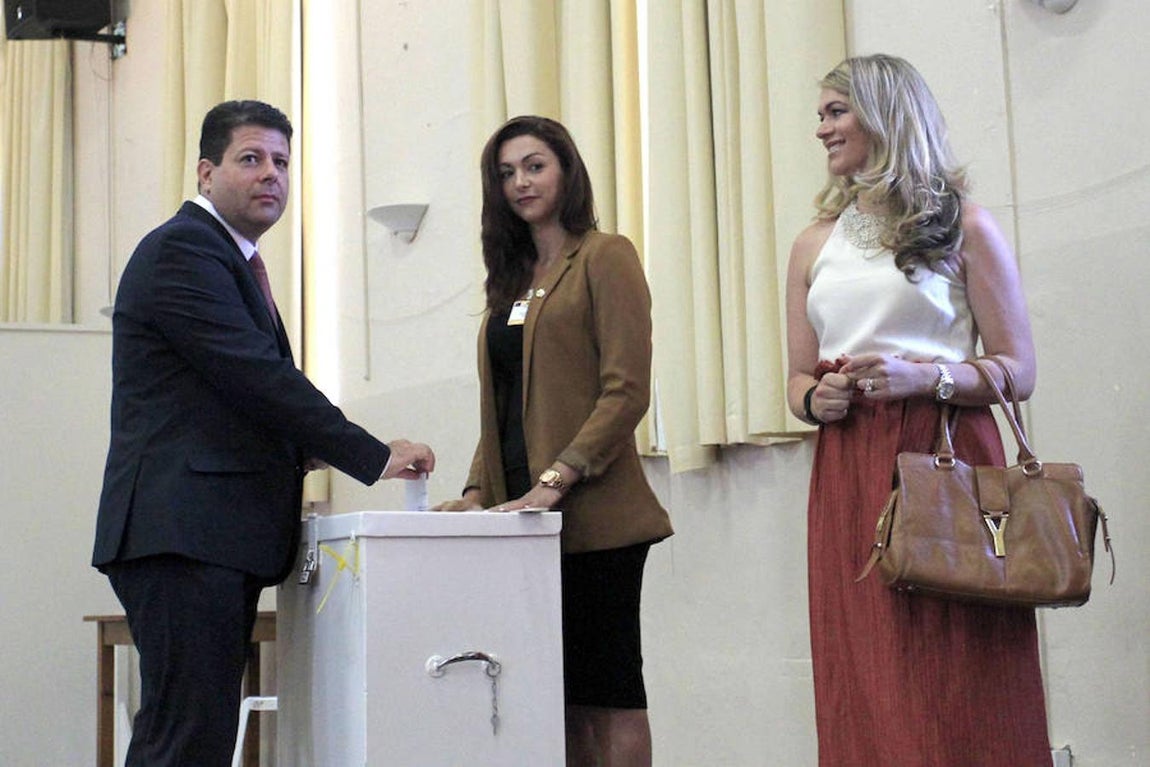 El ministro principal de Gibraltar, Fabian Picardo, en el momento de introducir su voto acompañado por su esposa. 
