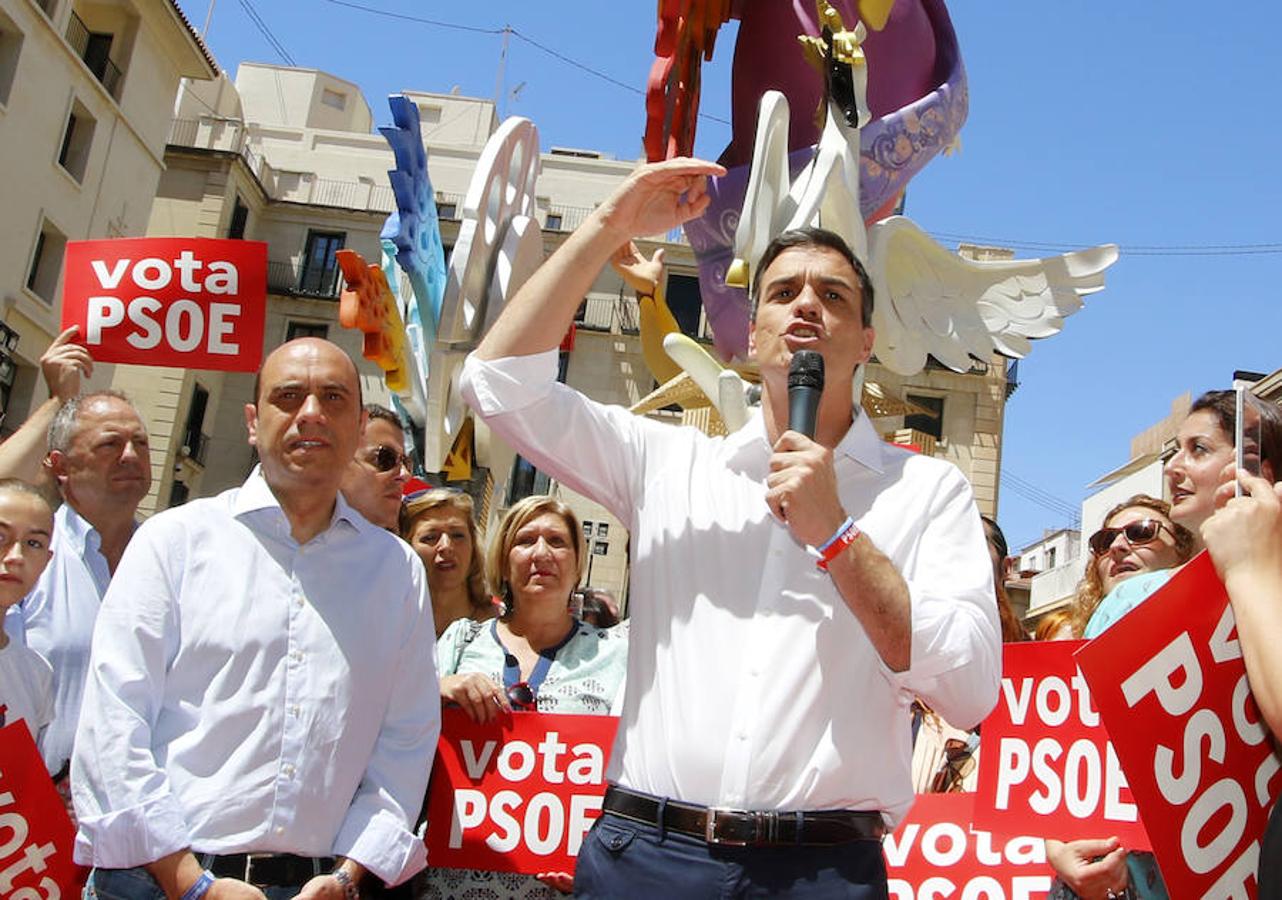 El candidato a la presidencia del Gobierno Pedro Sánchez acompañado por Gabriel Echávarri, alcalde de Alicante, ciudad donde este jueves ha hecho campaña.