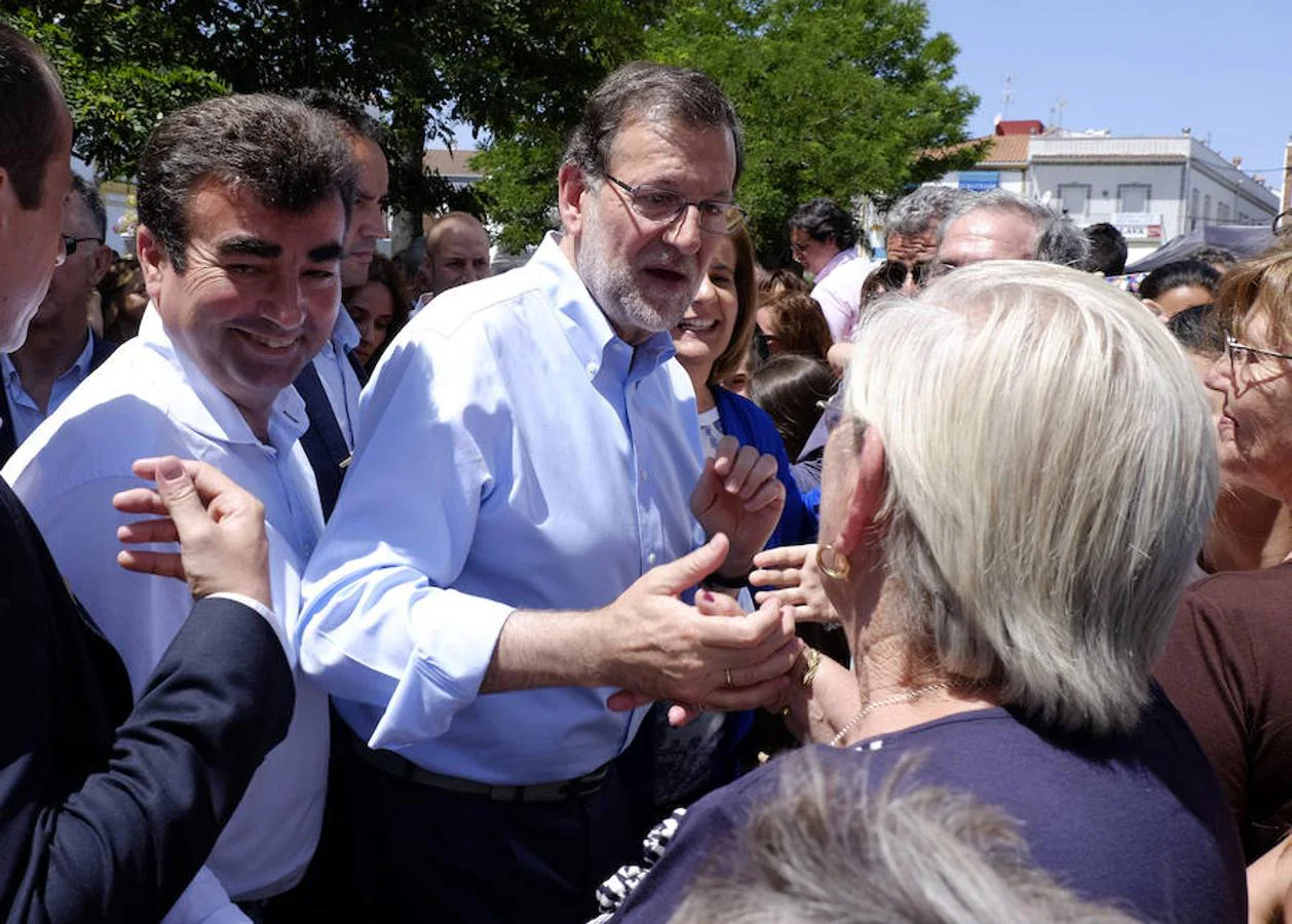 El presidente del Gobierno en funciones Mariano Rajoy saluda a vecinos de la localidad onubense de Santa Olalla del Cala.