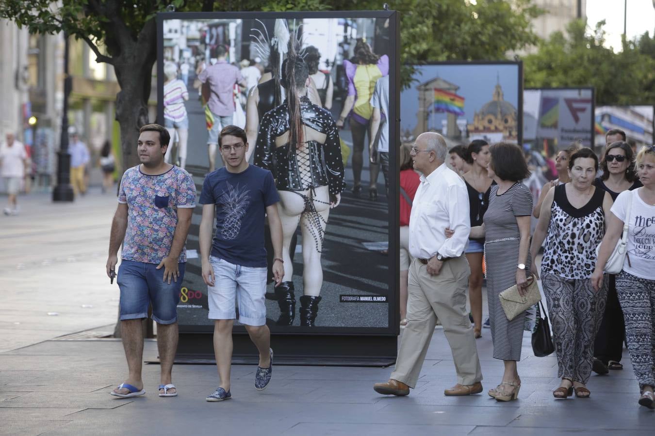 La muestra ofrece distintas imágenes captadas durante las últimas ediciones de los actos de celebración del Orgullo de Andalucía celebrados en Sevilla.