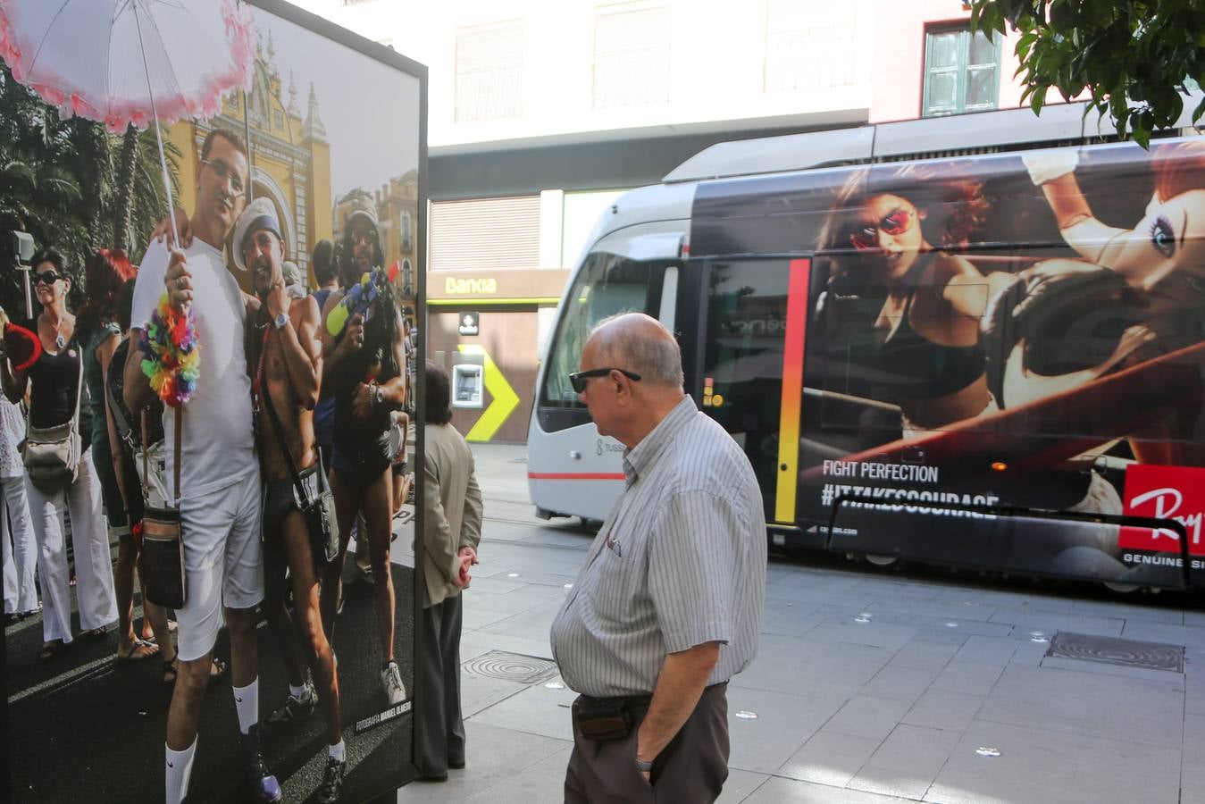 La muestra ofrece distintas imágenes captadas durante las últimas ediciones de los actos de celebración del Orgullo de Andalucía celebrados en Sevilla