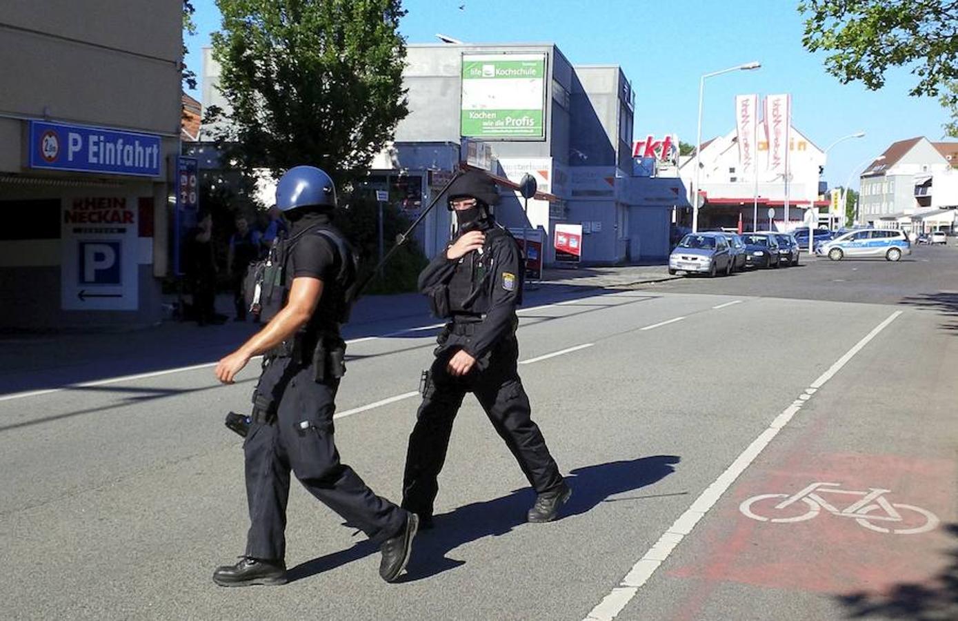 Varios medios alemanes señalan que habría 25 heridos leves por gas lacrimógeno, después de que la policía entrara al cine para reducir al asaltante, que había tomado rehenes