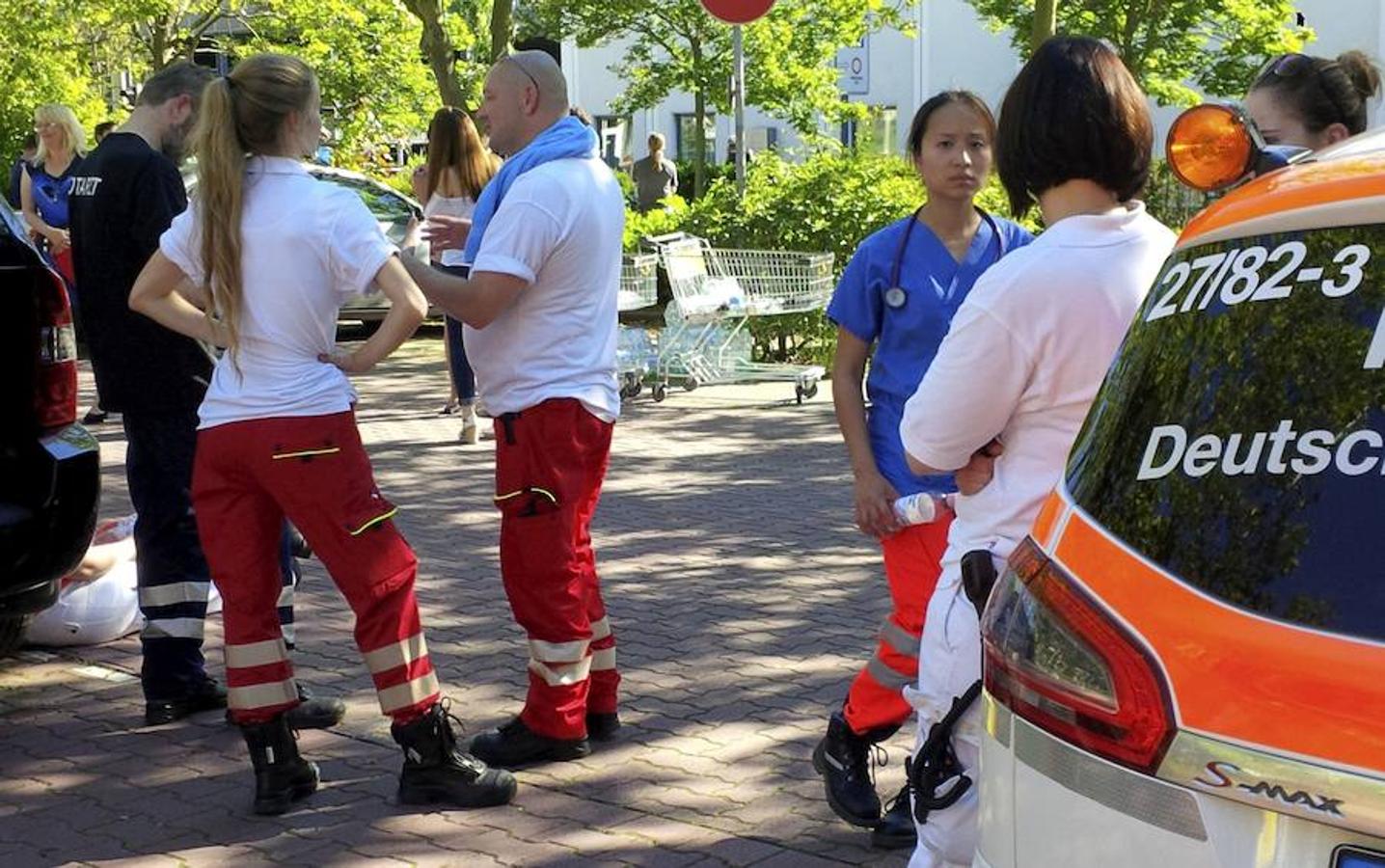 Varios medios alemanes señalan que habría 25 heridos leves por gas lacrimógeno, después de que la policía entrara al cine para reducir al asaltante, que había tomado rehenes