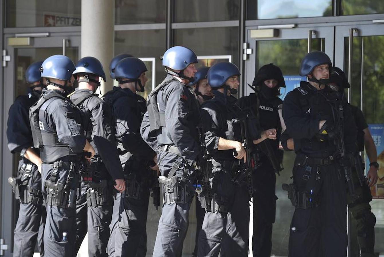 Varios medios alemanes señalan que habría 25 heridos leves por gas lacrimógeno, después de que la policía entrara al cine para reducir al asaltante, que había tomado rehenes. Efe