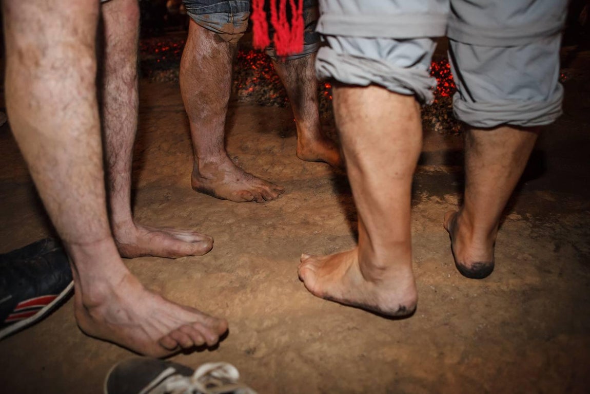 Los mozos, preparados para saltar la hoguera en San Pedro Manrique. 