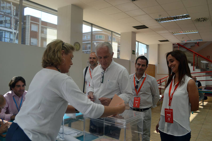 El candidato socialista al Congreso por Toledo, José Miguel Camacho, en el colegio electoral de Talavera. 