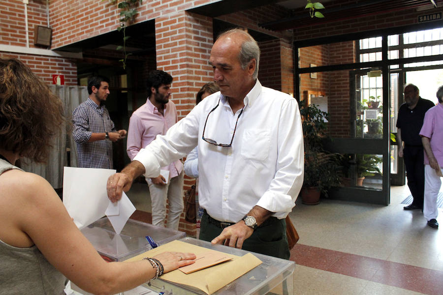 El cabeza de lista al Congreso de Ciudadanos por Toledo, Antonio Santolaya, ejerce su derecho al voto en el colegio «Santa Teresa» de Toledo. 