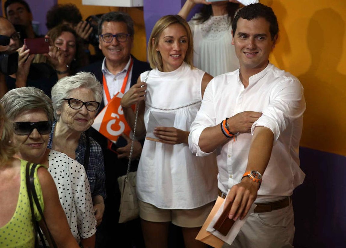 Albert Rivera (d), junto a su pareja Beatriz Tajuelo (c) y el concejal de Ciudadanos de L'Hospitalet Miguel García (3d). 