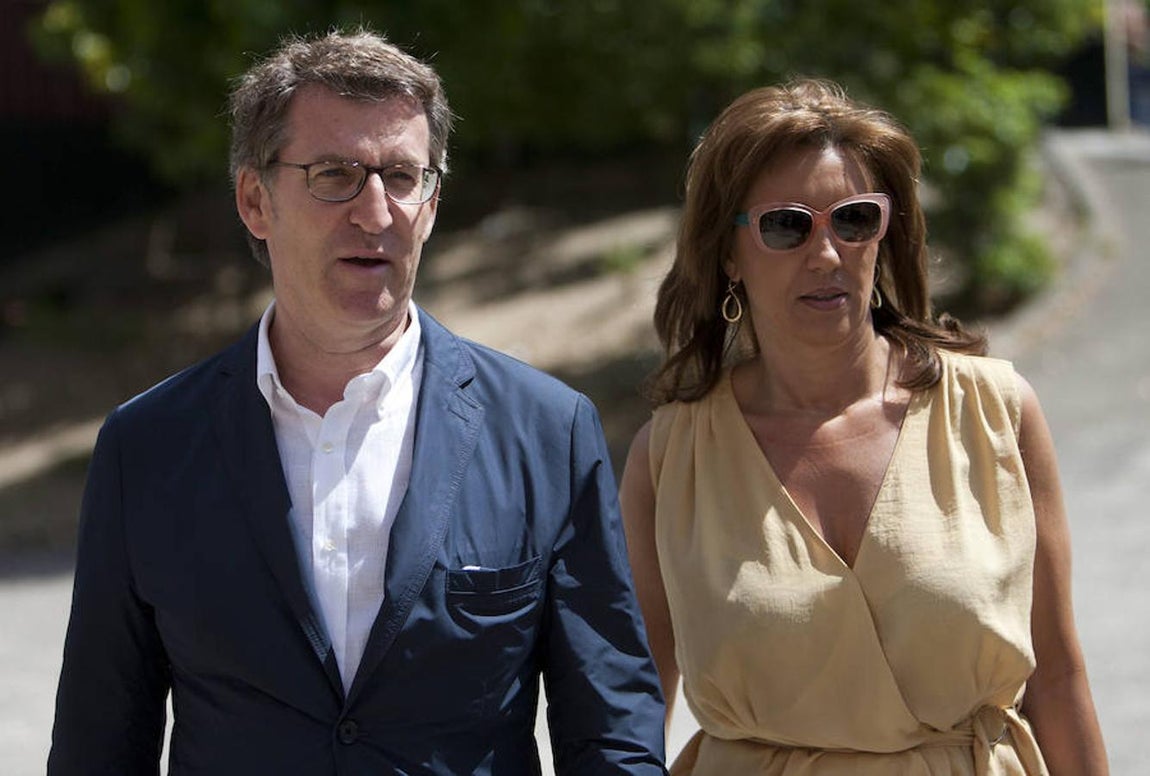 El presidente de la Xunta de Galicia, Alberto Núñez Feijoo, se dirige a votar a un colegio electoral de Vigo acompañado de su hermana Micaela. 