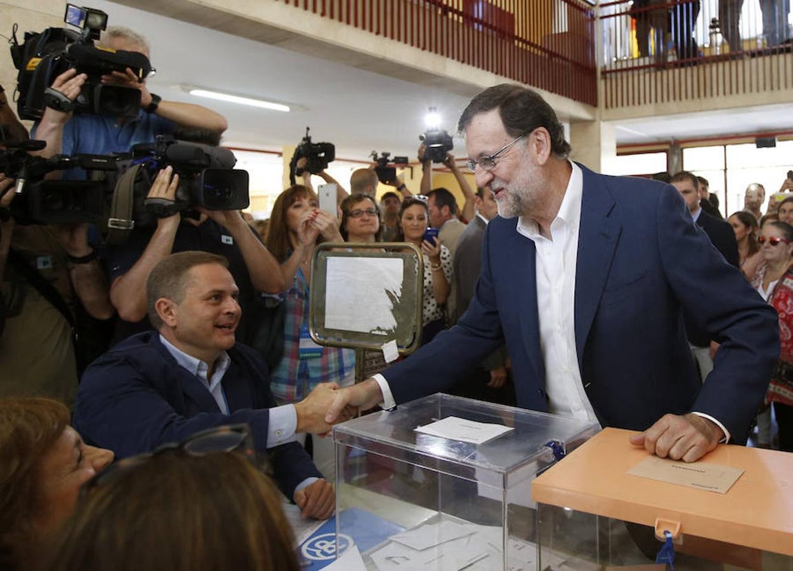Rajoy saluda al interventor del PP de su mesa electoral. 