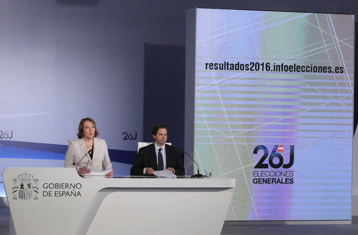 La secretaria de Estado de Comunicación, Carmen Martín Castro (i), y el subsecretario de Interior, Luis Aguilera Ruiz (d), han asegurado durante su primera comparecencia en el Centro de Datos, de que la jornada de votación ha arrancado sin incidentes. 