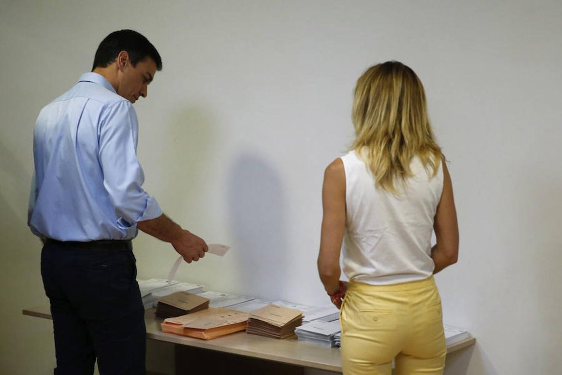 Pedro Sánchez, candidato socialista a la Presidencia del Gobierno, acude a votar acompañado por su esposa, Begoña Gómez. 