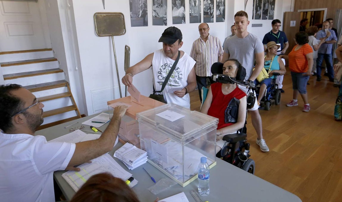 Los colegios cordobeses, del goteo a las colas en hora punta