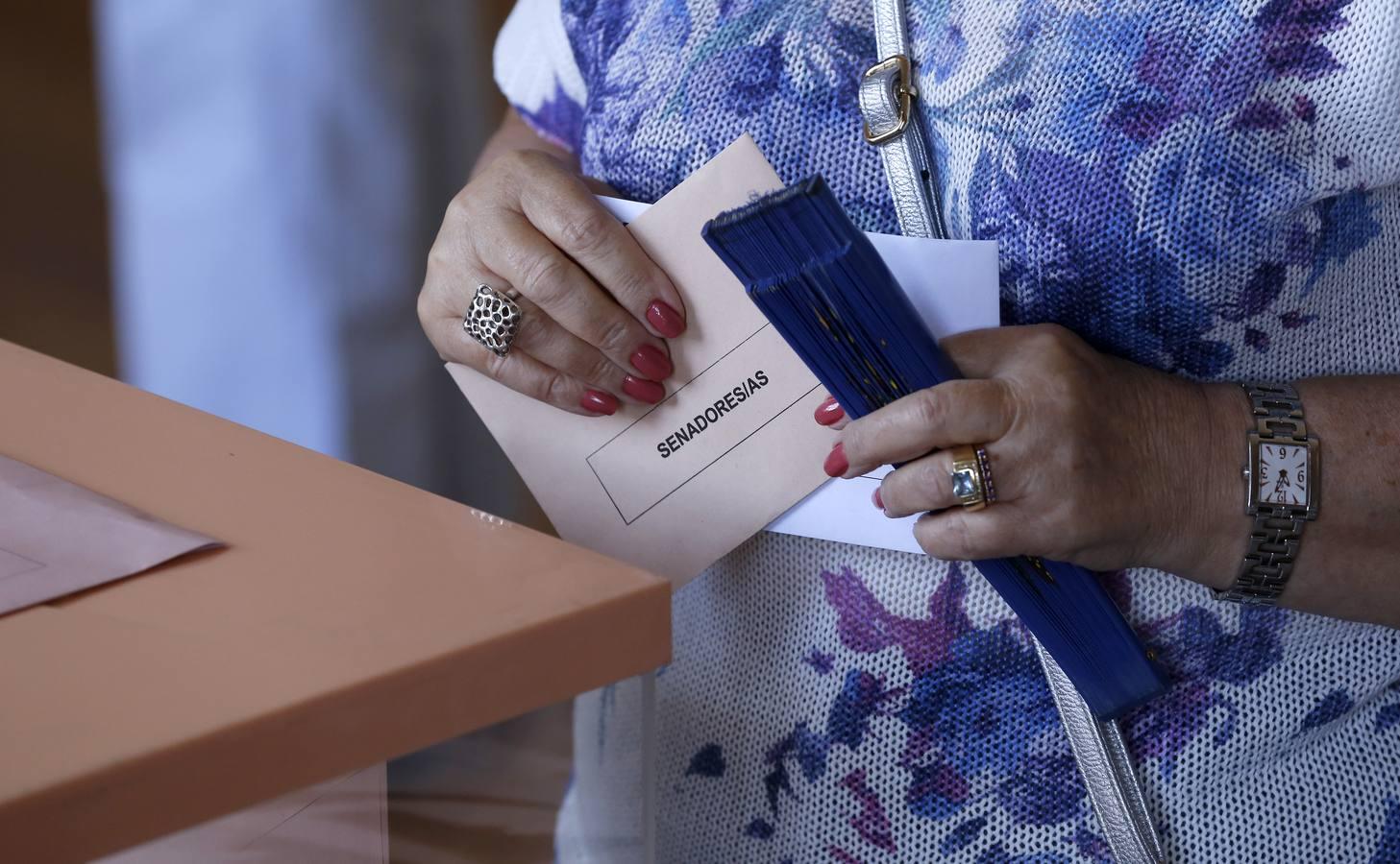 Los colegios cordobeses, del goteo a las colas en hora punta