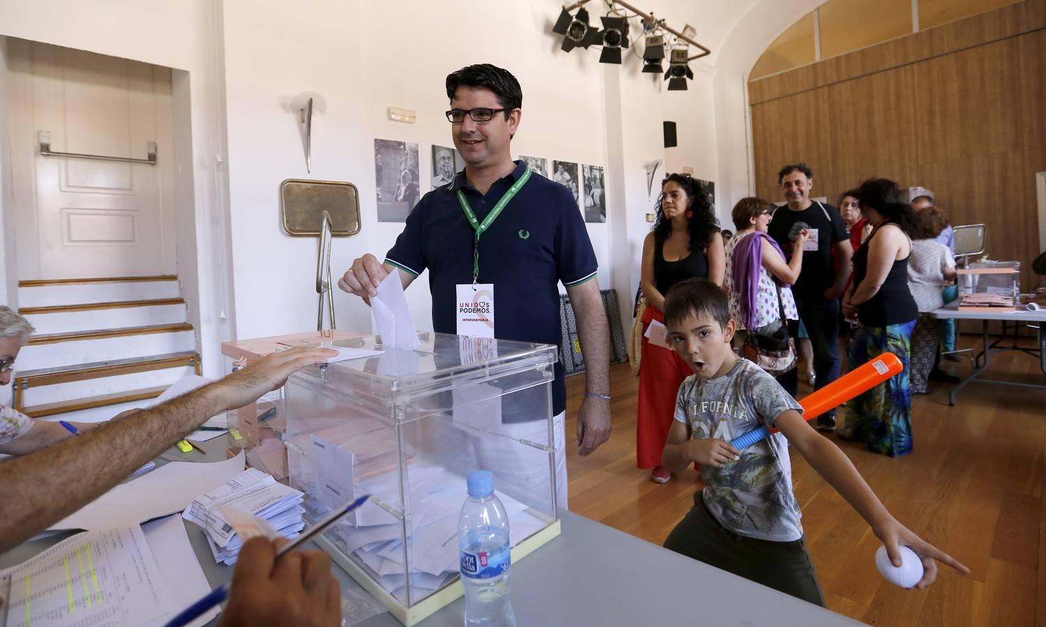 Los colegios cordobeses, del goteo a las colas en hora punta