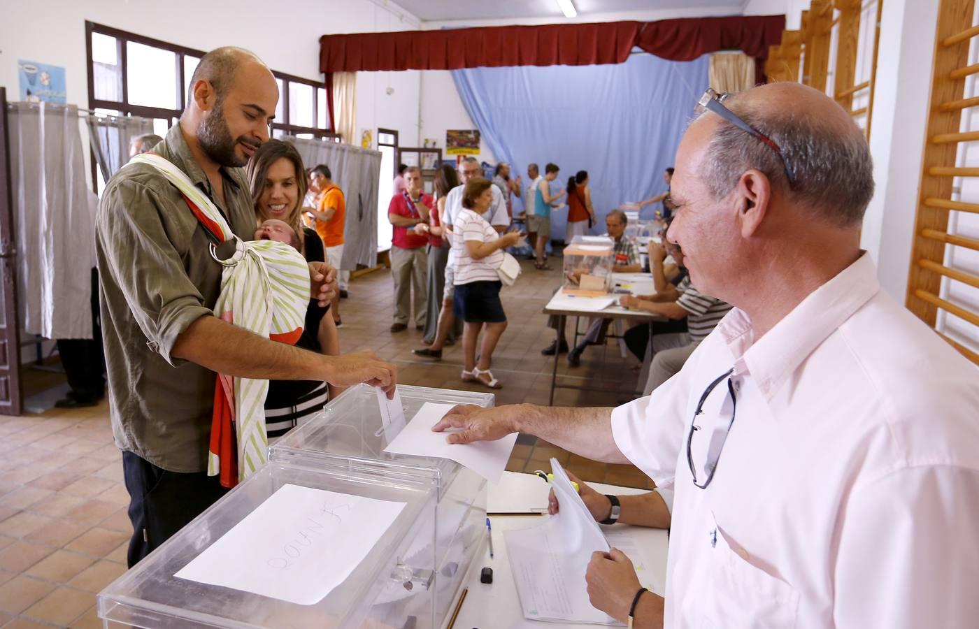 Los colegios cordobeses, del goteo a las colas en hora punta