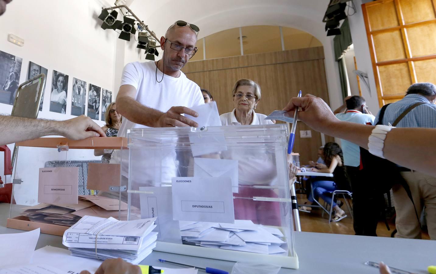 Los colegios cordobeses, del goteo a las colas en hora punta