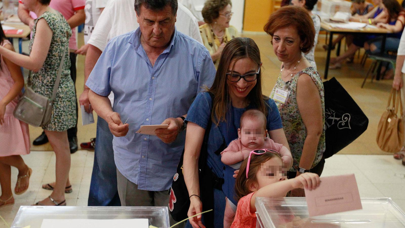 Los sevillanos ejercen su derecho al voto