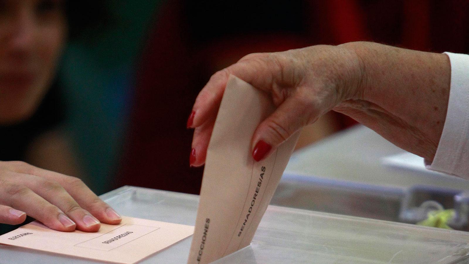 Los sevillanos ejercen su derecho al voto