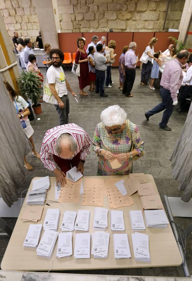 Los colegios cordobeses, del goteo a las colas en hora punta