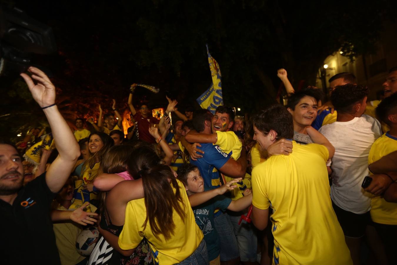 La afición del Cádiz celebra el ascenso a Segunda