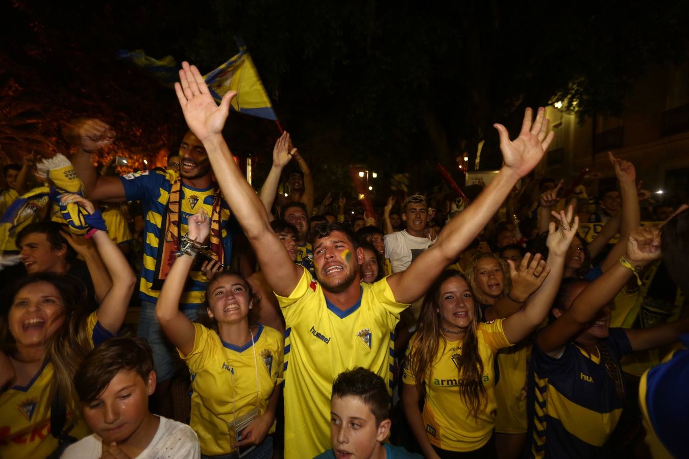 La afición del Cádiz celebra el ascenso a Segunda