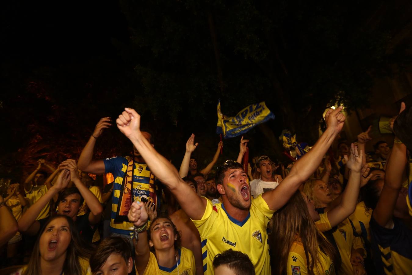 La afición del Cádiz celebra el ascenso a Segunda