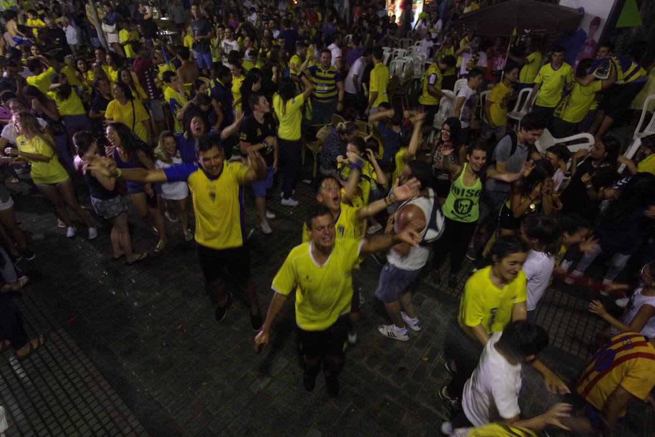 La afición del Cádiz celebra el ascenso a Segunda