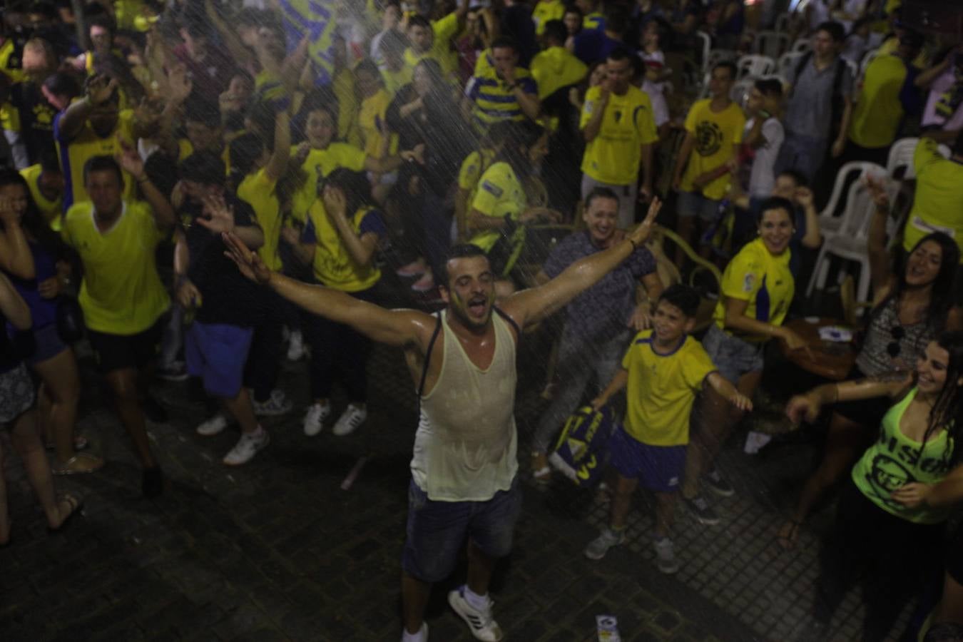 La afición del Cádiz celebra el ascenso a Segunda