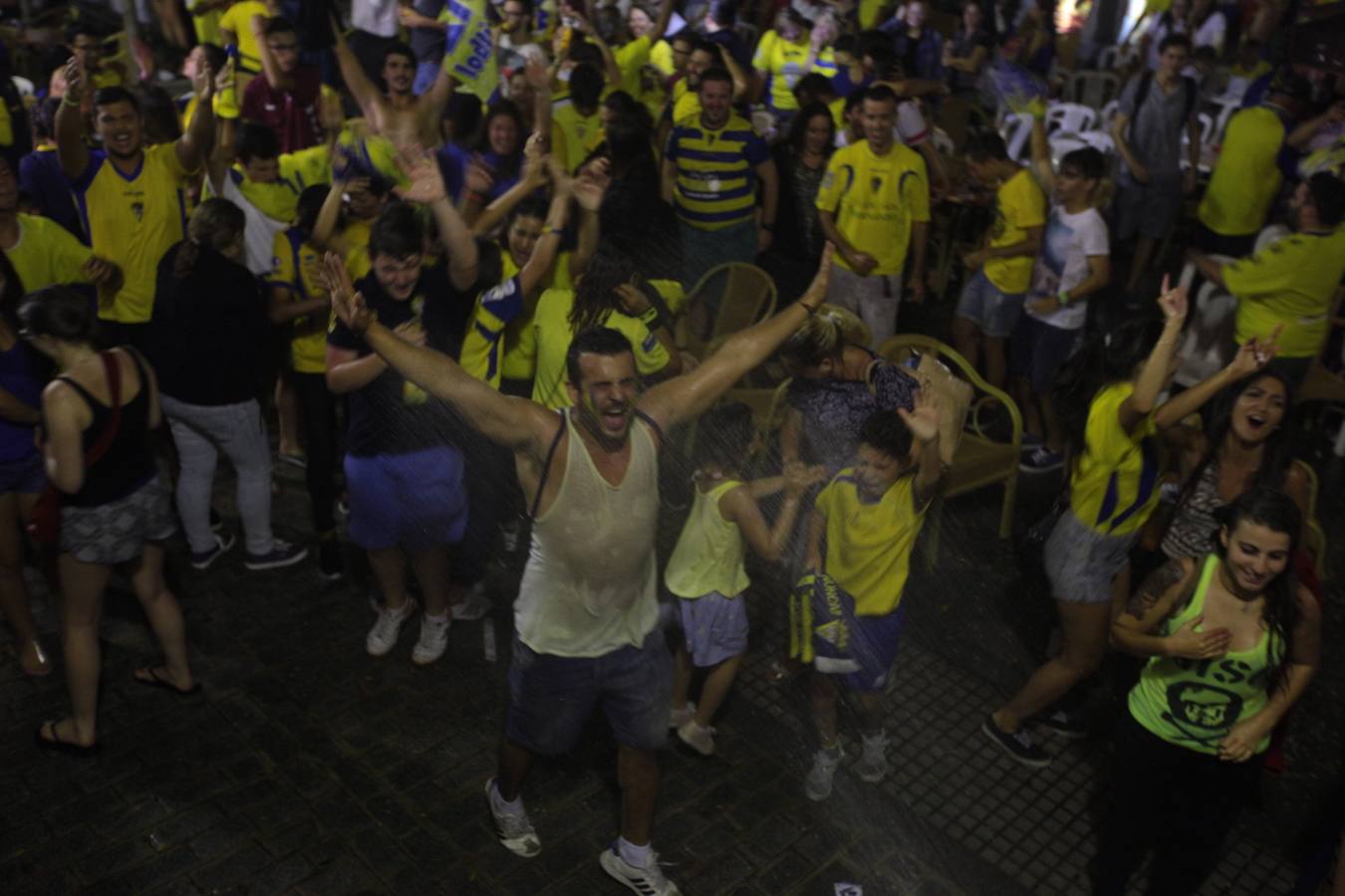 La afición del Cádiz celebra el ascenso a Segunda