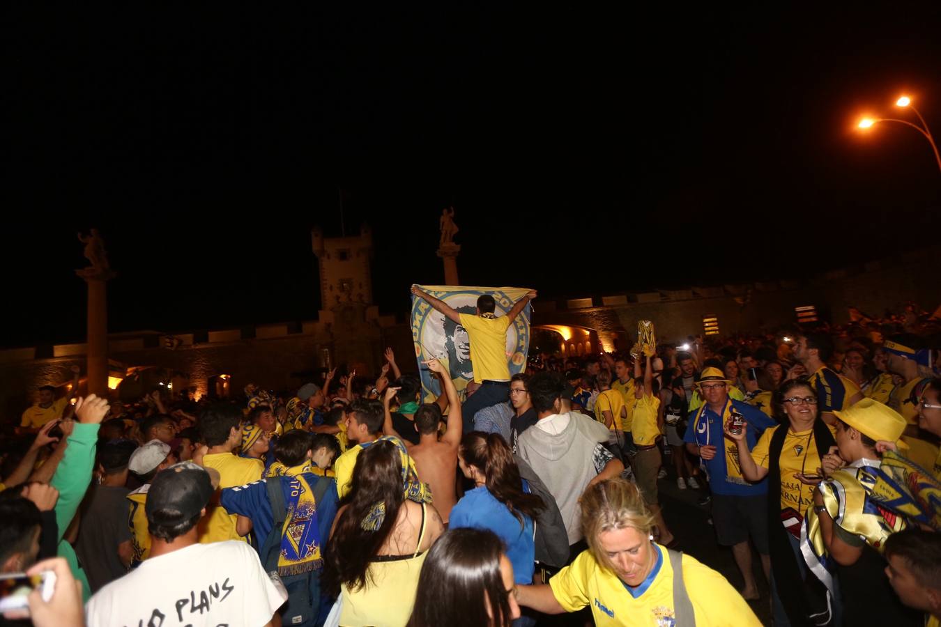 La afición del Cádiz celebra el ascenso a Segunda