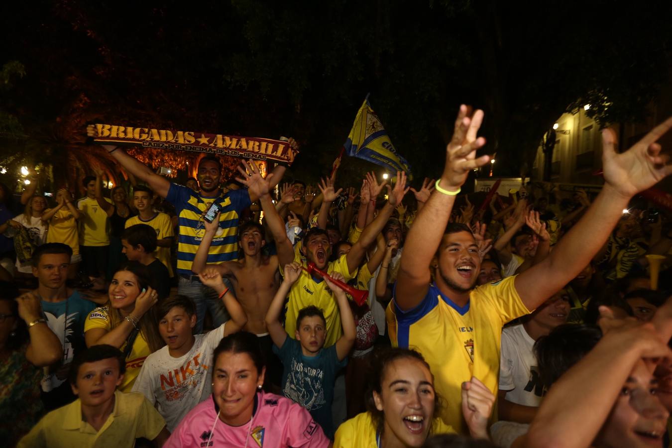 La afición del Cádiz celebra el ascenso a Segunda