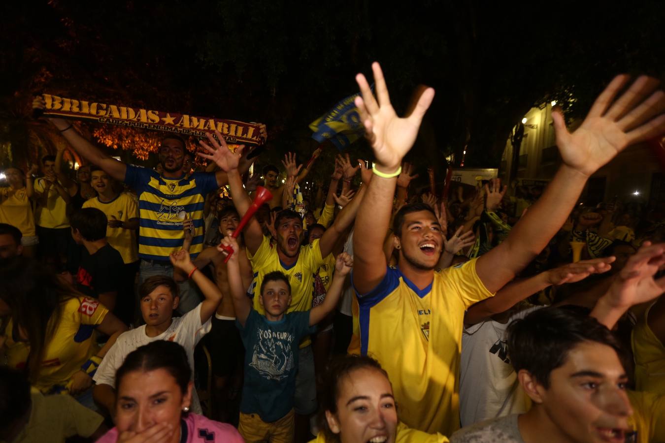 La afición del Cádiz celebra el ascenso a Segunda